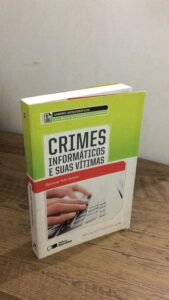 Crimes Informáticos e Seus Vítimas - Coleção Saberes Monográficos Capa comum 1 janeiro 2013