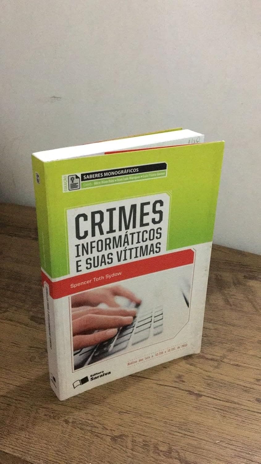 Crimes Informáticos e Seus Vítimas - Coleção Saberes Monográficos Capa comum 1 janeiro 2013