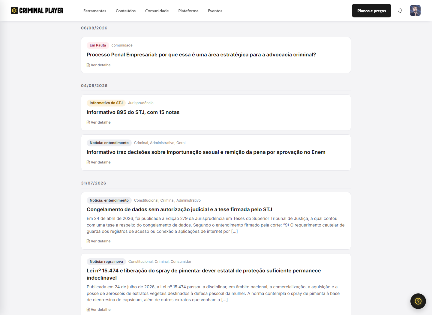o feed em ordem cronológica, com o tipo de cada acontecimento, a área e o caminho para o detalhe